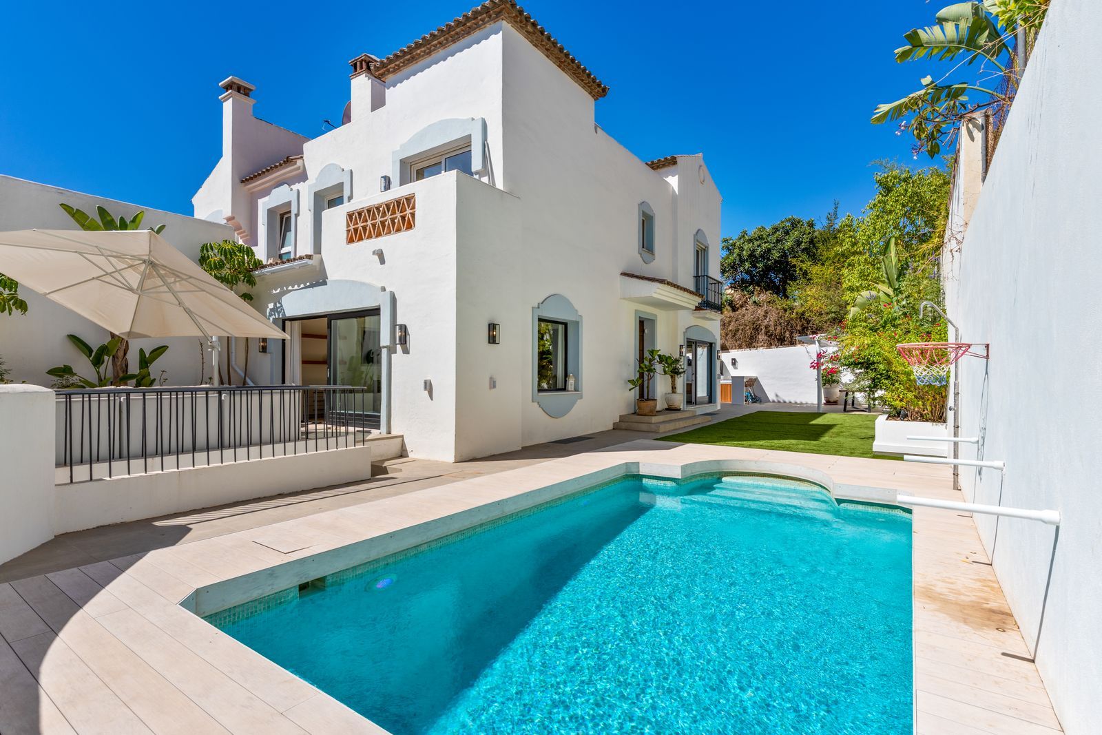 4-bedroom Semi-Detached House in Marbella