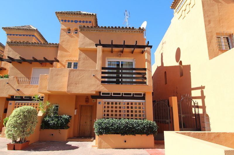 4-bedroom Semi-Detached House in The Golden Mile