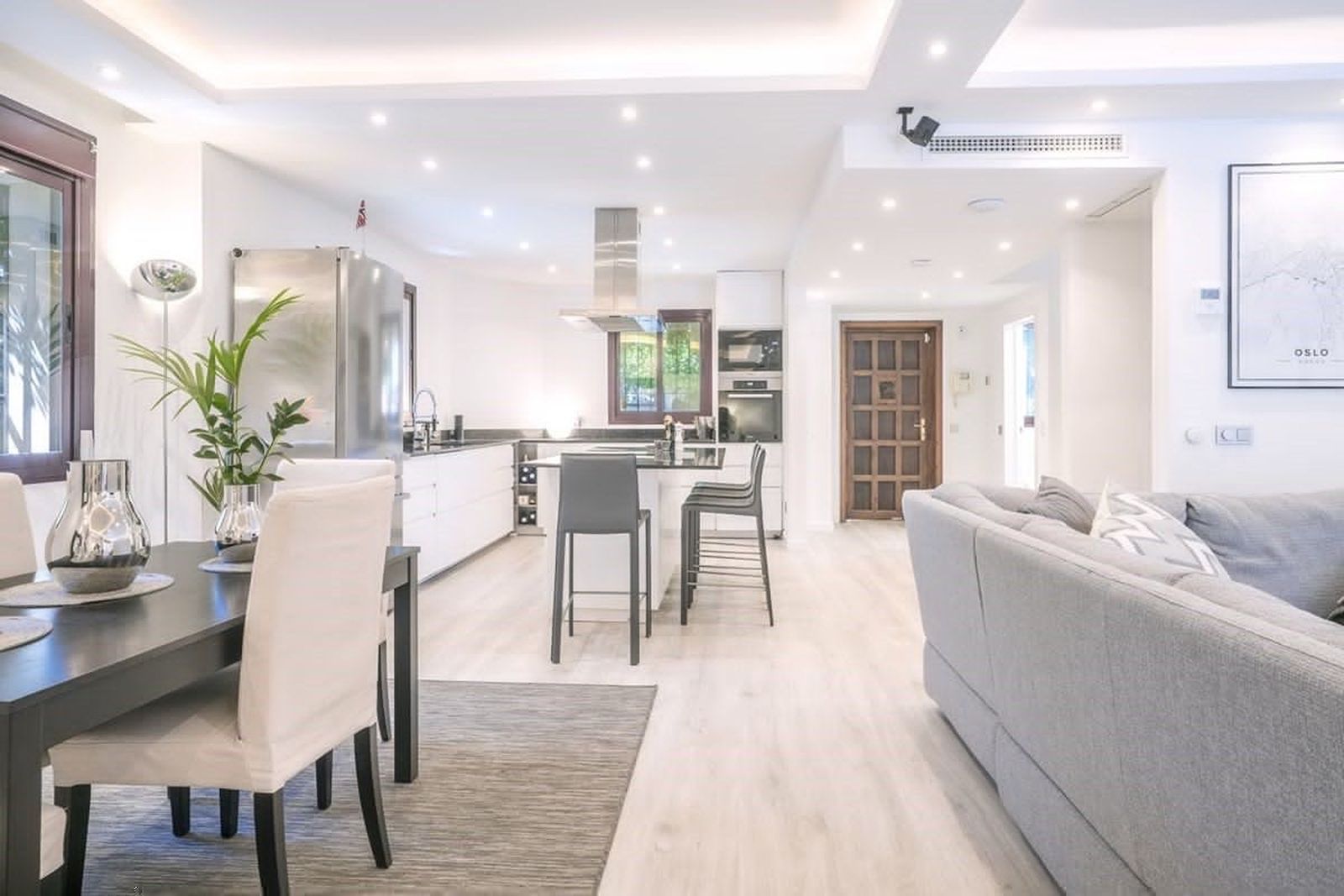 4-bedroom Semi-Detached House in The Golden Mile