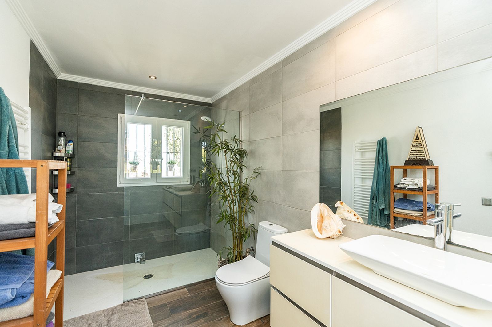 6-bedroom villa in Río Real, Marbella – image 14