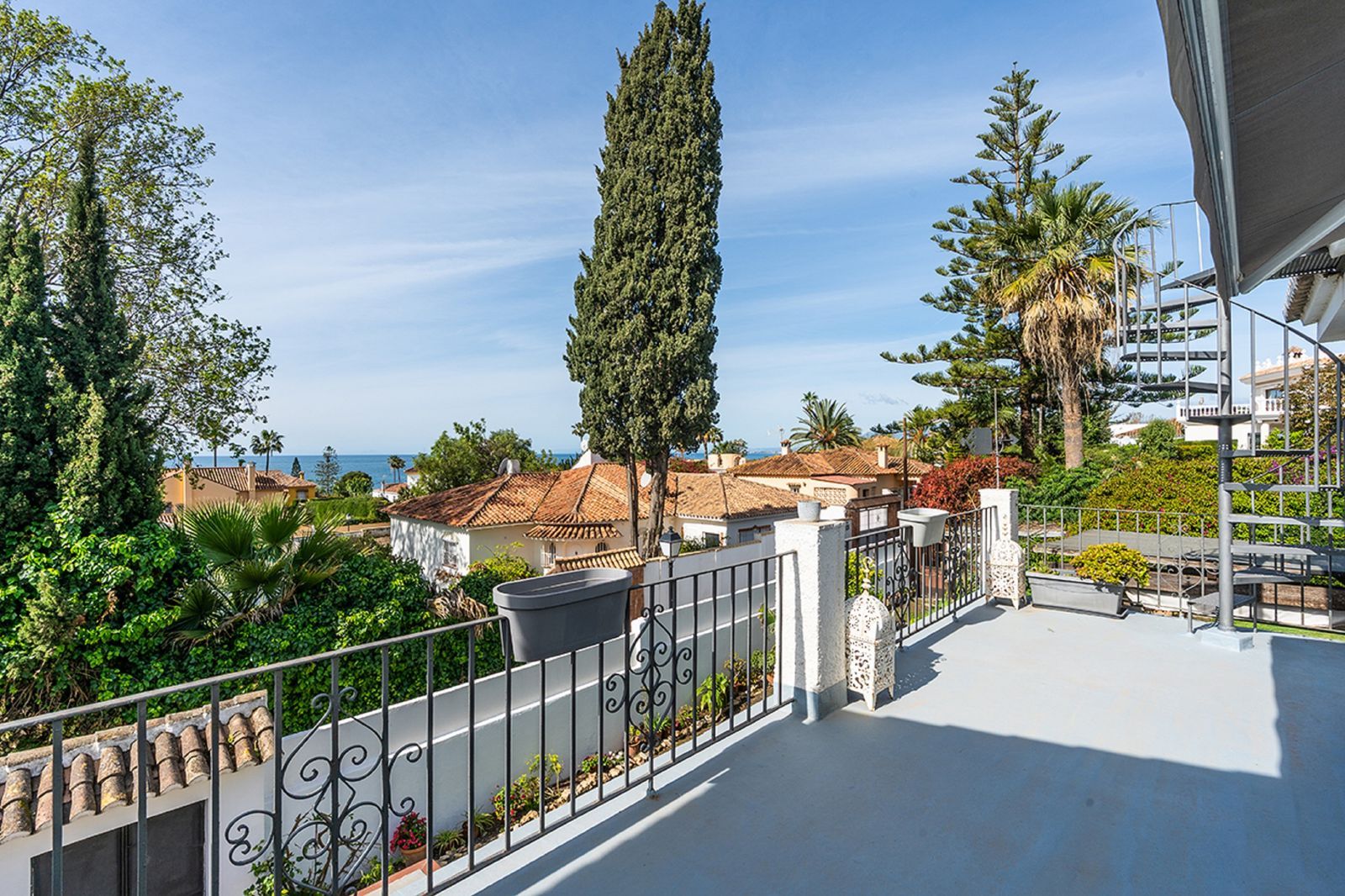 6-bedroom villa in Río Real, Marbella – image 15