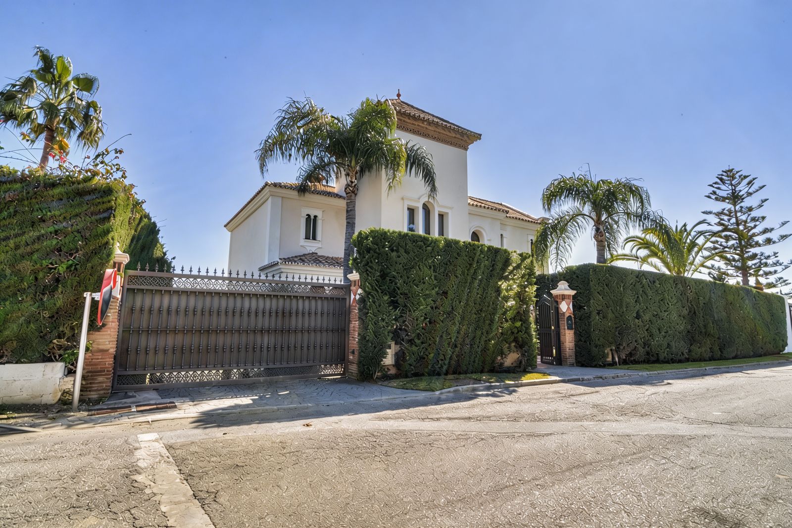 5-bedroom villa in Atalaya, Marbella – image 1