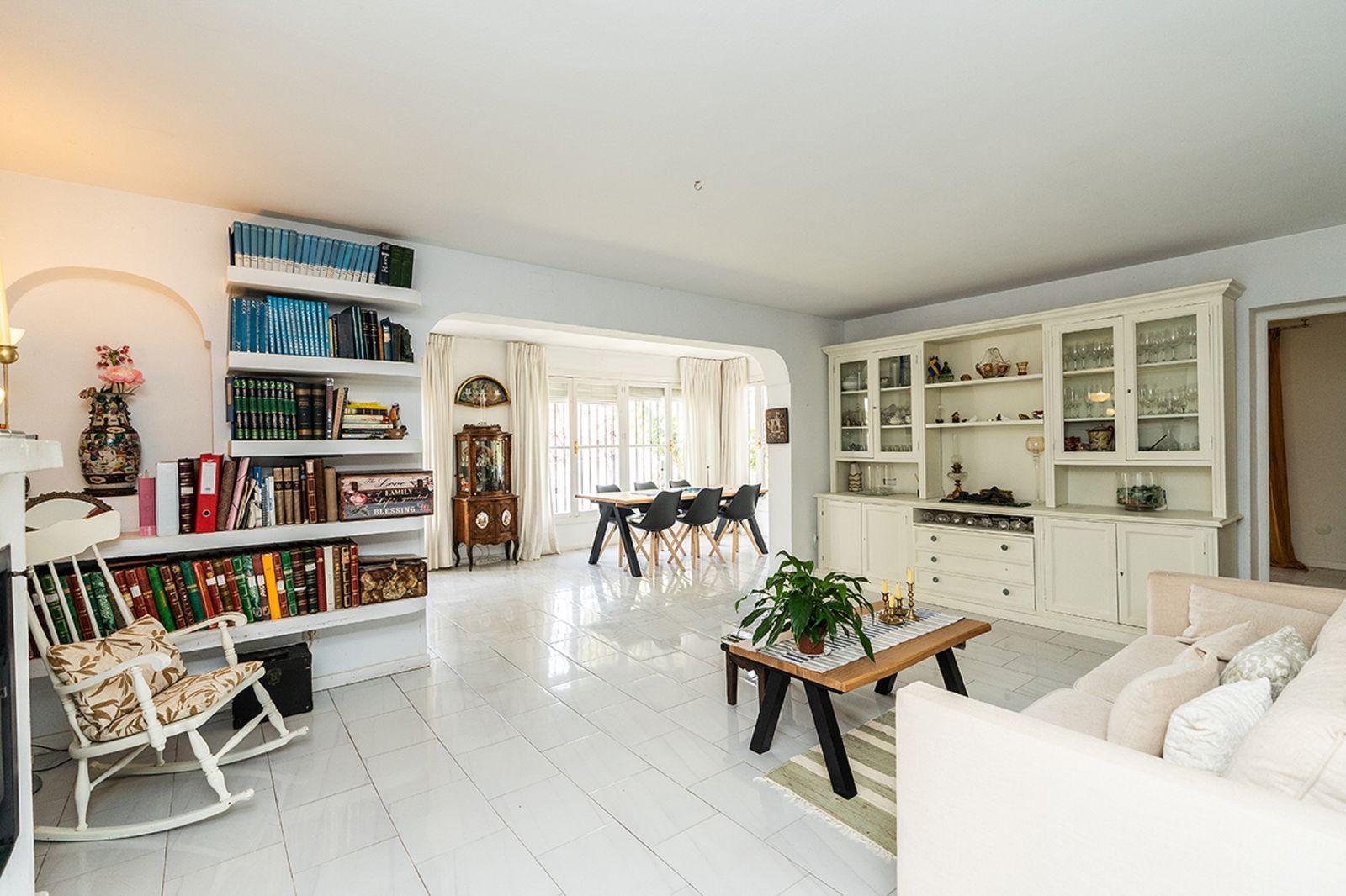 6-bedroom villa in Río Real, Marbella – image 1
