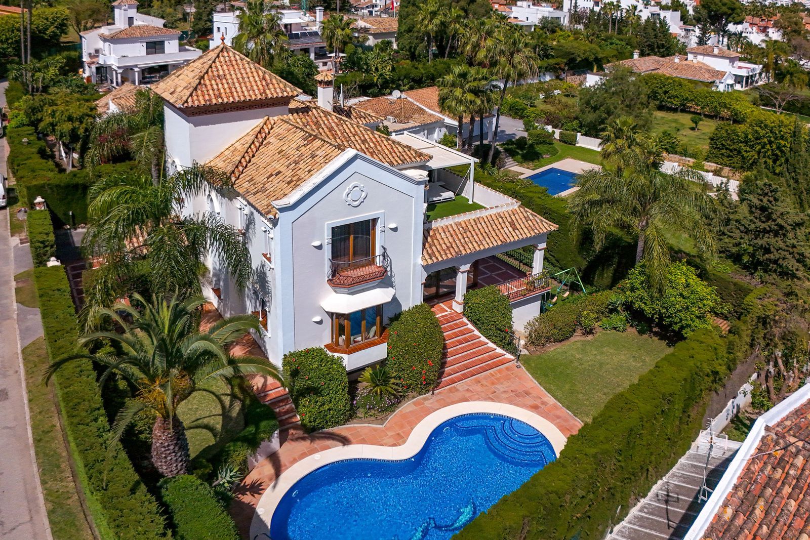 5-bedroom villa in Atalaya, Marbella – image 2