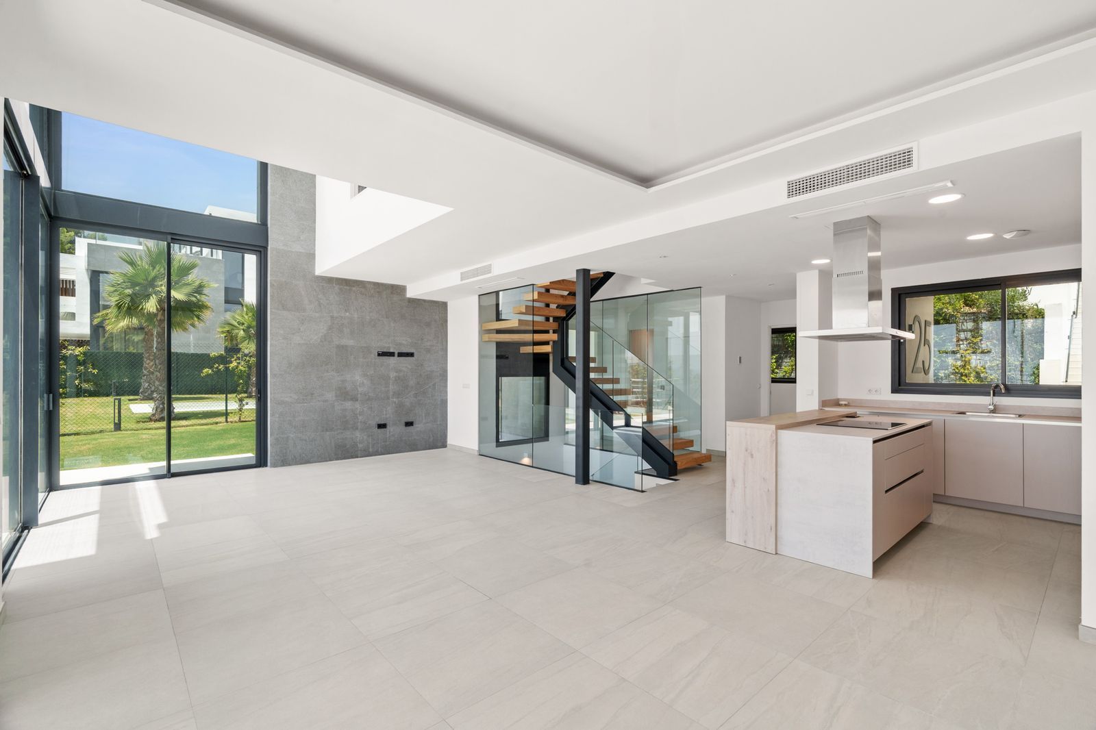 5-bedroom semi-detached house in Río Real, Marbella – image 2