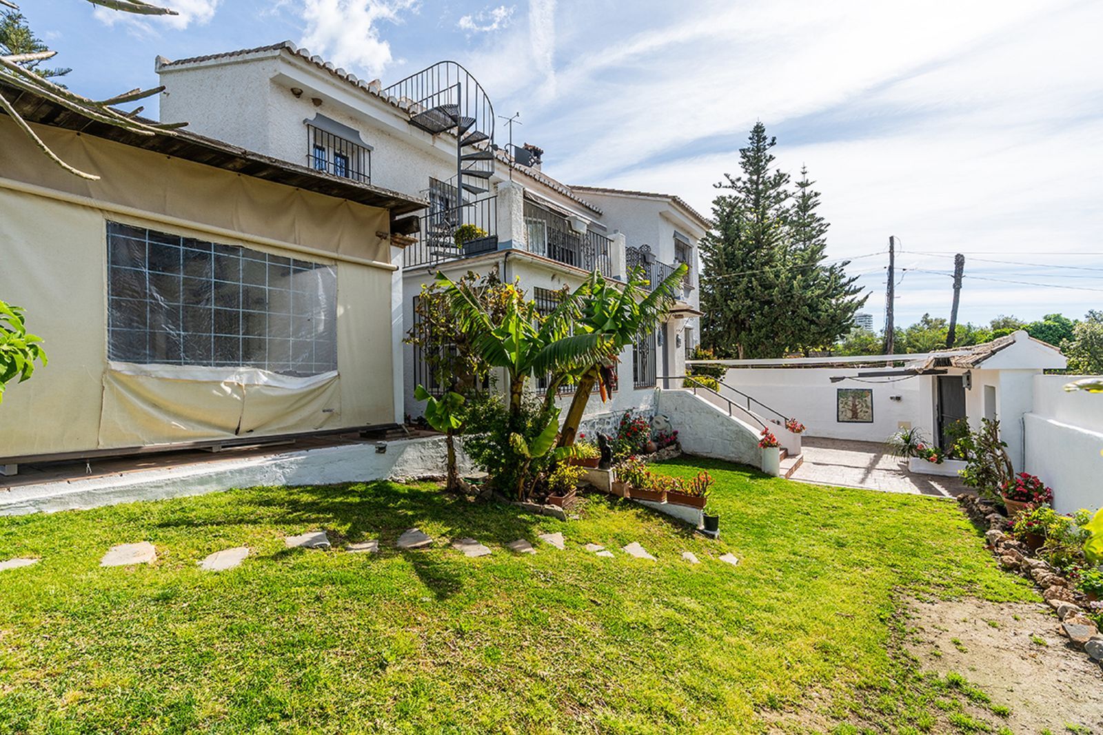 6-bedroom villa in Río Real, Marbella – image 32