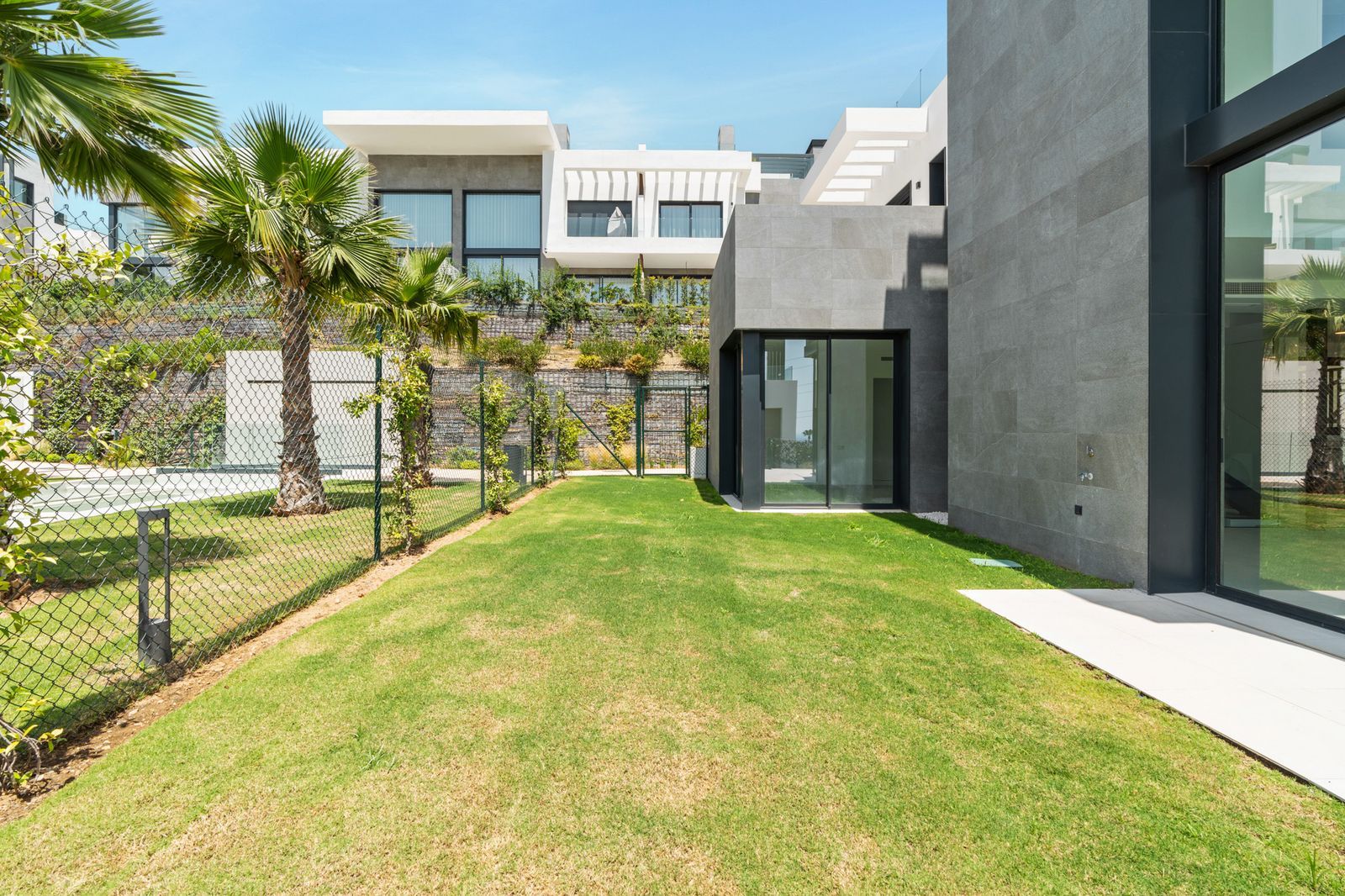 5-bedroom semi-detached house in Río Real, Marbella – image 4