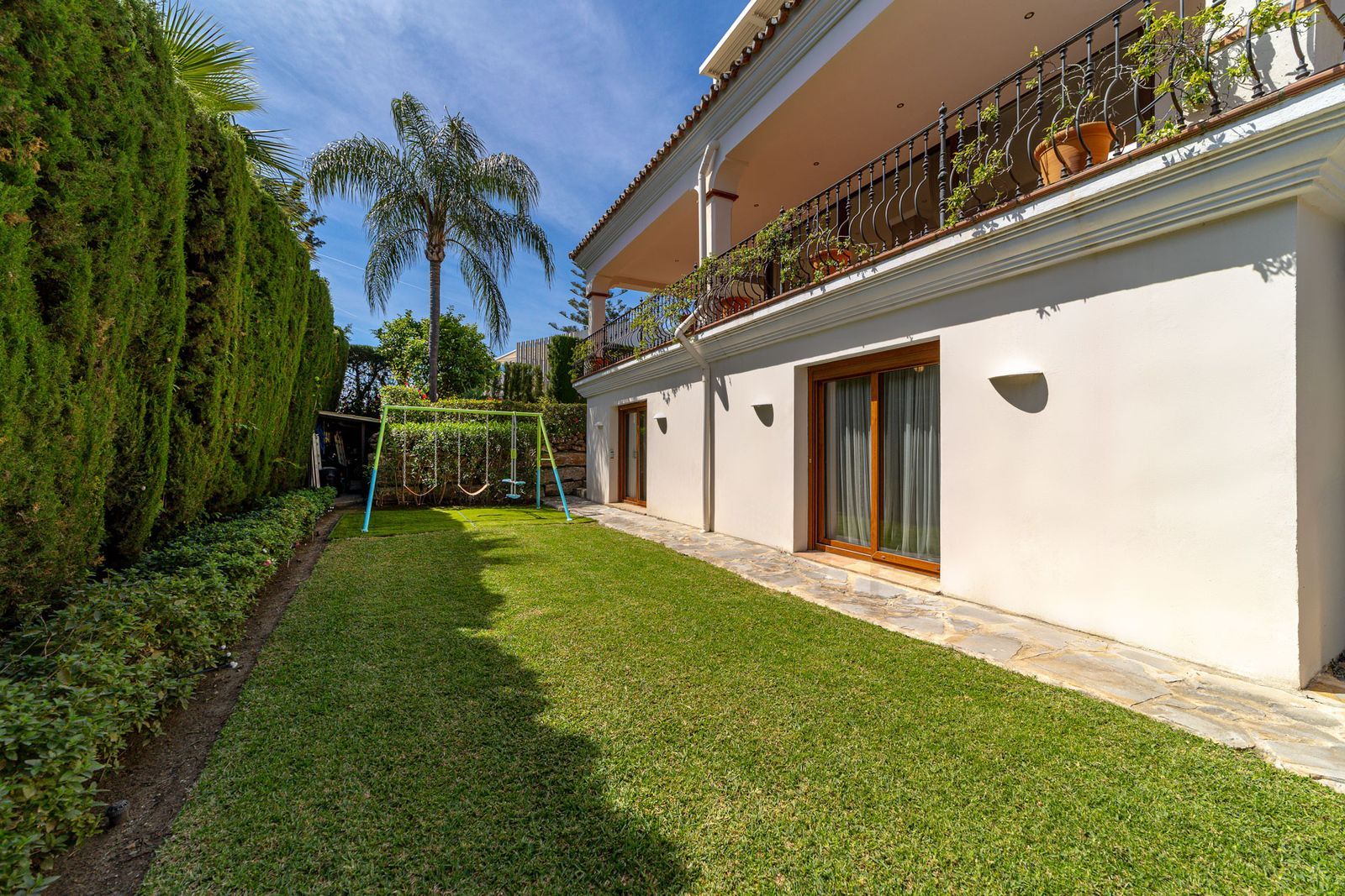 5-bedroom villa in Atalaya, Marbella – image 49