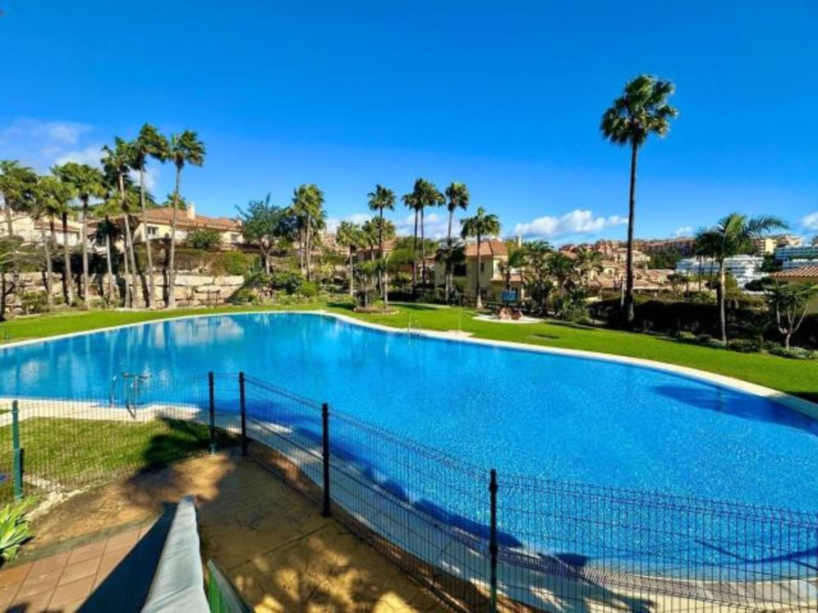 4-bedroom Semi-Detached House in Riviera del Sol